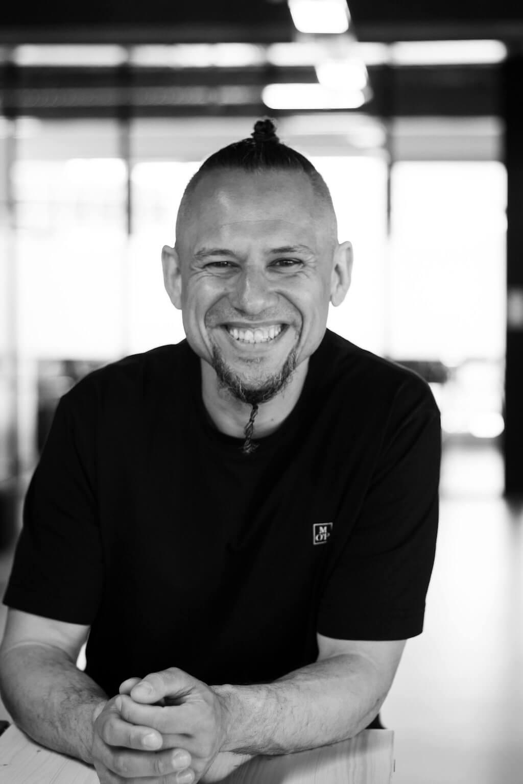 Andreas Schmitz Andreas Schmitz, der breit lächelnd in die Kamera schaut.